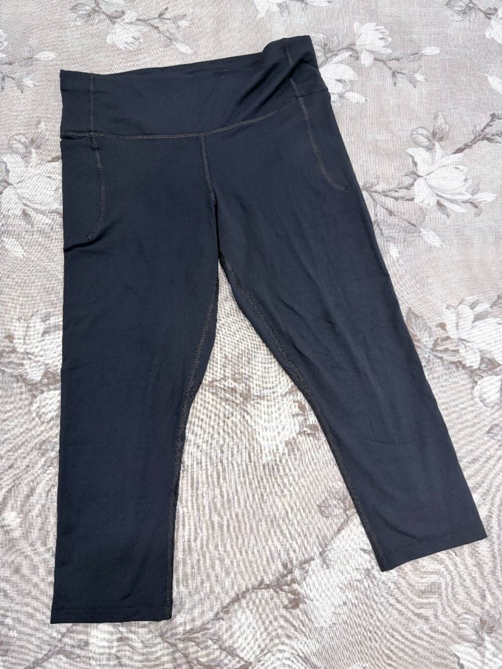 Under Armour Women’s Black Fitted Capri Leggings Large Athletic Workout Pockets